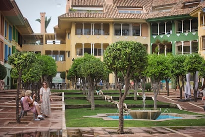 Un grupo de mujeres alterna en una de las plazas del Puerto Deportivo de Sotogrande, en agosto de 2022.