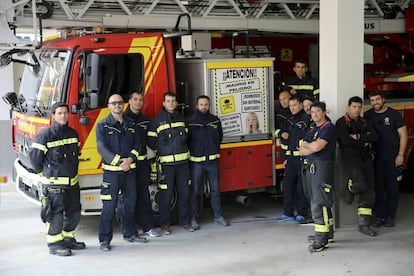 Un grupo de bomberos reivindica formación y material sanitario en el parque de San Blas, el pasado viernes.