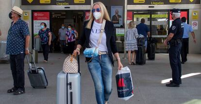 Pasajeros llegando al Aeropuerto de Son San Joan de Palma de Mallorca. 