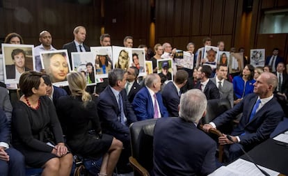 El consejero delegado de Boeing, Dennis Muilenburg (a la derecha, con corbata azul), en el Congreso de EE UU ante víctimas de los dos siniestros del B737 MAX.