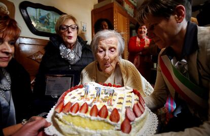 Emma Morano, frente a su pastel de 117 cumpleaños en Verbania (Italia). Emma es supuestamente la persona con más edad del mundo y la última en nacer en el siglo XIX.