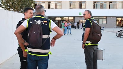 Agentes de policía en el exterior del instituto.