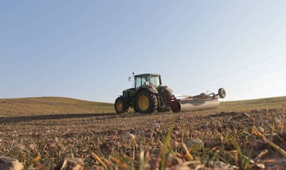 Un operario trabaja con un tractor en Morata de Taju?a (Madrid).