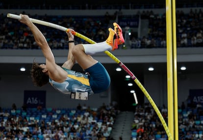 Armand Duplantis en la final de salto con pértiga en una prueba de la Diamond Leage en Xiamen (China) el pasado 20 de abril de 2024.