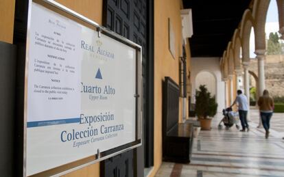 Una pareja de turistas pasea por el Real Alcázar de Sevilla.