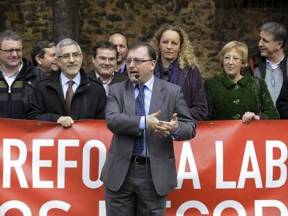 El tercer día de campaña coincidió con la convocatoria de manifestaciones contra la reforma laboral por parte de los sindicatos. Tanto PSOE como IU apoyaron esas marchas. En la foto, el candidato de IU, Jesús Iglesias, en la manifestación de Gijón.