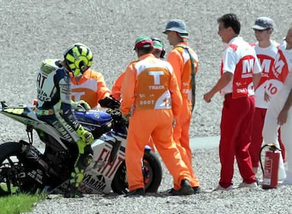 El siete veces campeón del mundo, achacado por la fiebre se ha ido al suelo en los primeros compases de la carrera y no ha podido regresar a la pista donde venció el año pasado con una espectacular remontada desde la undécima posición.