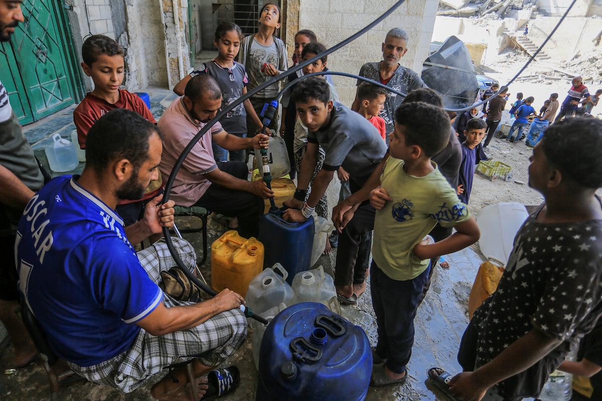 El síndrome de Guillain-Barré, una rara enfermedad paralizante que brota en Gaza por la contaminación de comida y agua