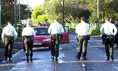 Policías de Irlanda del Norte registran la zona de Lurgan, donde fue asesinado el periodista Martin O'Hagan.