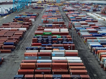 LIVERPOOL (United Kingdom), 07/02/2025.- An aerial photograph taken with a drone of containers stacked at Seaforth Dock container terminal in Liverpool, Britain, 07 February 2025. US President Donald Trump has imposed 10 percent tariffs on China, with planned tariffs on Mexico and Canada being delayed after last minute talks. The US President has said that tariffs may also be imposed on the EU and the UK, which exports goods and services including energy, cars, machinery and pharmaceuticals to the US. (Reino Unido) EFE/EPA/ADAM VAUGHAN