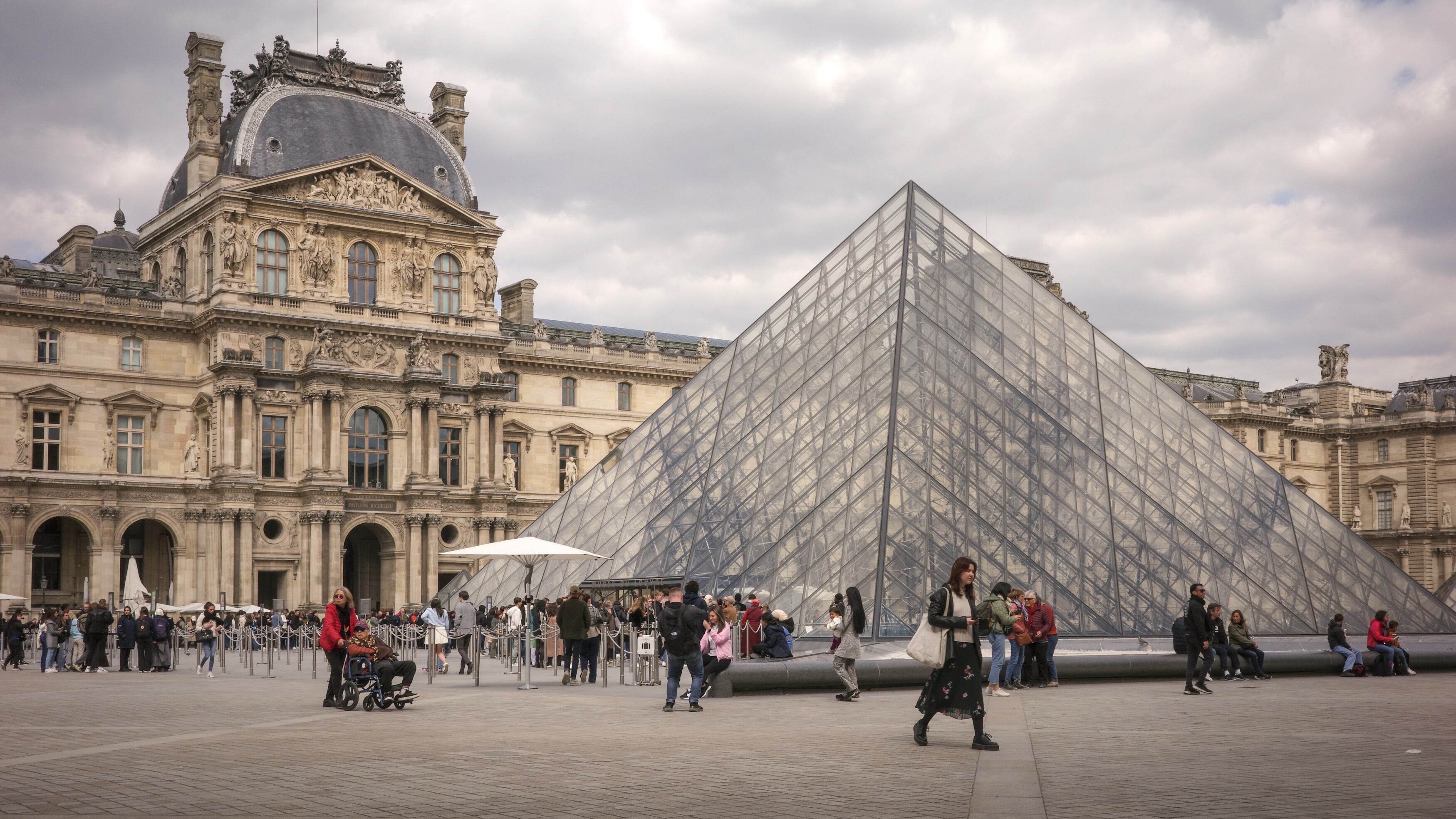 Unos ladrones encapuchados se llevan las joyas de Napoleón en un robo en el Louvre