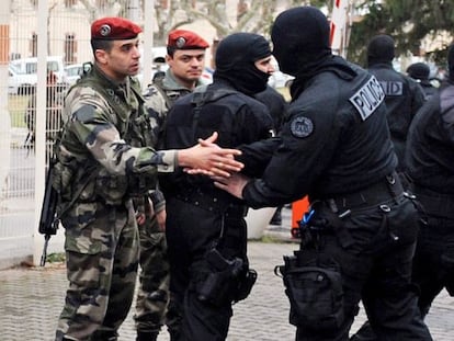 Miembros de la policía especial francesa RAID saludan a soldados a su regreso a las barracas en Periñón, tras el asalto en el que resultó muerto Mohamed Merah.