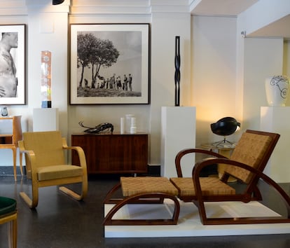 A la izquierda, el sillón 402 de Alvar Aalto (el diseño original es de 1933). A la derecha, la 'chaise-longe' 'art decó' en dos piezas de Francis Jourdain (1930). Las fotografías que hay expuestas al fondo son de Nicolás Müller.