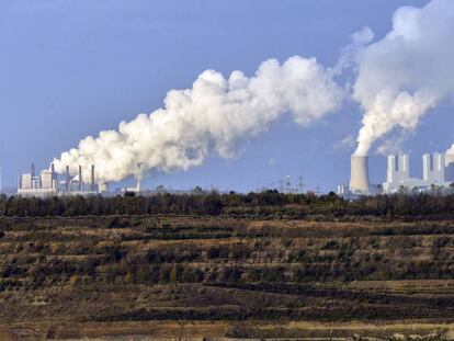 Vista de dos plantas de generación de electricidad con carbón en Hambach (Alemania).