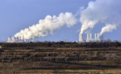 Vista de dos plantas de generación de electricidad con carbón en Hambach (Alemania).