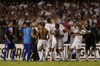 Los jugadores del Sao Paulo y de Tigre se enfrentan en el campo