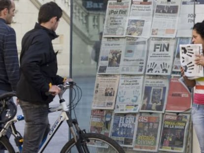 Quiosco de prensa en San Sebastián, con las portadas de la prensa que recogen el comunicado de ETA.