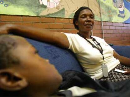 La surafricana Princess Mbatha y su hijo Johannes, ambos seropositivos, esperan antivirales en Soweto.
