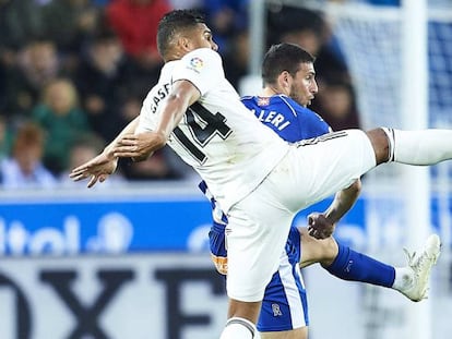 Casemiro corta el balón ante Calleri durante el Alavés-Real Madrid del pasado sábado.
