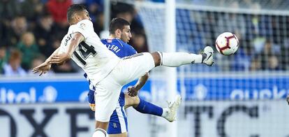 Casemiro corta el balón ante Calleri durante el Alavés-Real Madrid del pasado sábado.