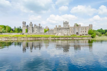 El más antiguo de los castillos de Irlanda (erigido en 1228), es hoy un lujoso hotel de cinco estrellas, después de que la propiedad viviera dos ampliaciones de estilo victoriano y creciera en 110 kilómetros cuadrados gracias a sir Benjamin Lee Guinness, en el siglo XIX, y de que su hijo, lord Ardilaun, decidiera otra expansión, de estilo neogótico. Situado cerca de Cong, Condado de Mayo, a orillas del lago Corrib, ha tenido huéspedes de renombre a lo largo de su historia como El Rey George V y la Reina Mary, John Lennon, Oscar Wilde, el presidente de Estados Unidos Ronald Reagan, John Wayne, Brad Pitt, los príncipes Rainiero y Grace de Mónaco. www.ashfordcastle.com