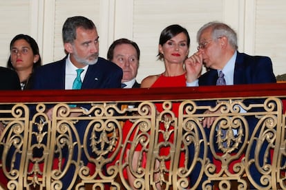 Don Felipe y doña Letizia, con el ministro Josep Borrell attending en el teatro.