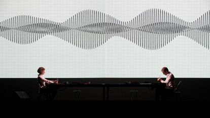 En 'Superposition' el artista audiovisual y de sonido Ryoji Ikeda usa por primera vez actores que manipulan e interactuan en la instalación. Su función es de operadores y observadores. En el escenario se entrecruzan sonidos, imágenes, conceptos matemáticos, físicos y el comportamiento humano.