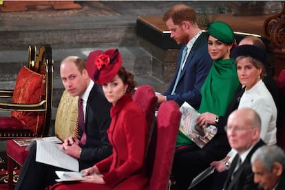 Guillermo de Inglaterra y Kate Middleton (delante) y Enrique de Inglaterra y Meghan Markle (detrás), en la abadía de Westminster por el servicio de la Commonwealth.