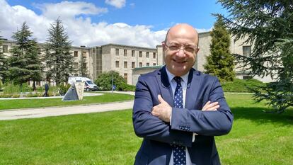 Ilhan Cihaner, exfiscal de la Rep&uacute;blica y actual diputado del partido socialdem&oacute;crata CHP, frente al edificio del Parlamento turco, bombardeado durante el intento de golpe de Estado del pasado a&ntilde;o. 