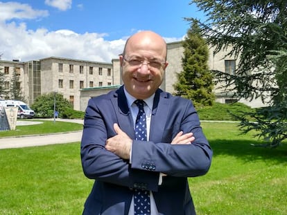 Ilhan Cihaner, exfiscal de la Rep&uacute;blica y actual diputado del partido socialdem&oacute;crata CHP, frente al edificio del Parlamento turco, bombardeado durante el intento de golpe de Estado del pasado a&ntilde;o. 