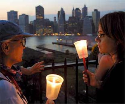 Vecinos de Brooklyn contemplan el cielo de Nueva York con unas velas.