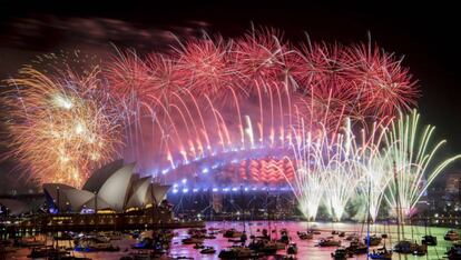 Fuegos artificiales sobre el puente de la Bahía de Sídney para celebrar el Año Nuevo en Australia.