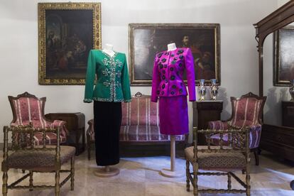 A la izquierda, tafetán de seda bordada con lustre de Manuel Pertegaz (1989), donación de Mercedes Arnús de Gaudier. A la derecha, raso de seda bordado con pedrería de Hubert de Givenchy (1980), donación de Leonor March.