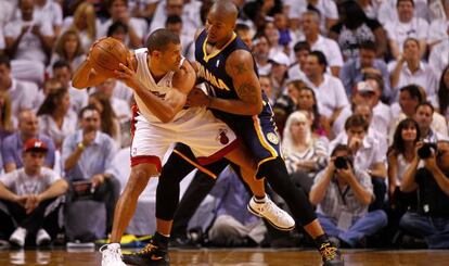 Shane Battier, de los Heat, se mide a West