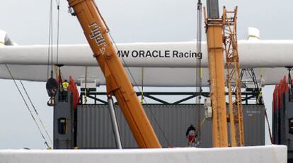 El trimarán del Oracle a su llegada al puerto de Valencia.