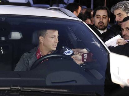 Hern&aacute;n Lewin hablando con la prensa en la puerta del predio de AFA.