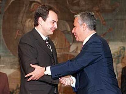 José Luis Rodríguez Zapatero y Javier Arenas, tras la firma del Pacto Antiterrorista, en diciembre pasado.