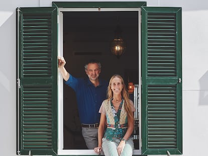 Daniel Entrecanales y Cristina  Lozano posan en
el hotel Cristine Bedfor Guest
Houses de Mahón.