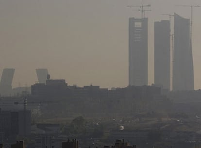 La nube de contaminación desdibuja los edificios de la capital, en una foto tomada el jueves.