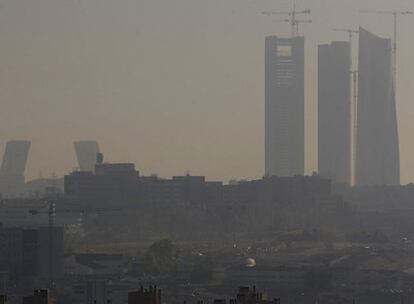 La nube de contaminación desdibuja los edificios de la capital, en una foto tomada el jueves.