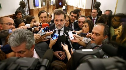 Rajoy atiende a la prensa tras la sesi&oacute;n de control en el Congreso. 