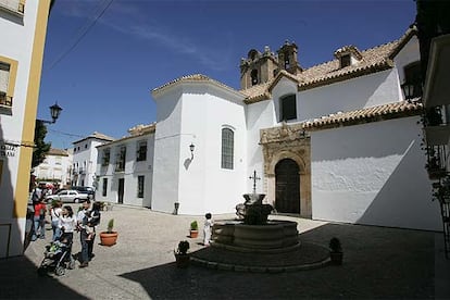 La iglesia de la Asunción, cuya capilla del Sagrario está considerada un hito del barroco español, vista desde la plaza de Santa Ana de Priego de Córdoba.