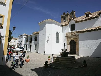 La iglesia de la Asunción, cuya capilla del Sagrario está considerada un hito del barroco español, vista desde la plaza de Santa Ana de Priego de Córdoba.