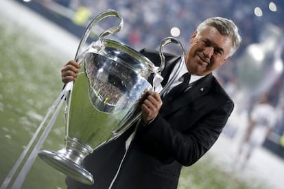 Carlo Ancelotti posa con el trofeo durante las celebraciones en el estadio Santiago Bernabéu