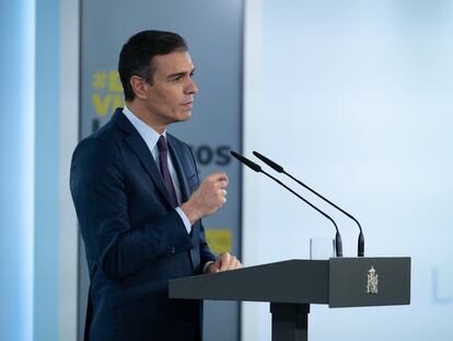 El presidente del Gobierno, Pedro Sánchez, durante una declaración institucional sobre la evolución de la pandemia en España, este viernes en Madrid.
