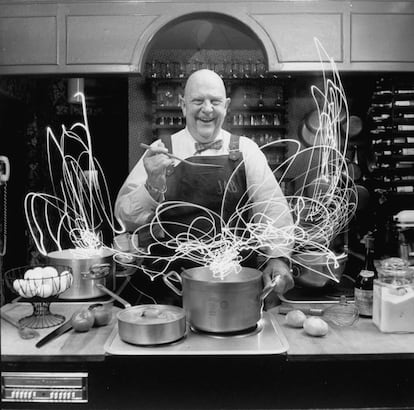 James Beard, echando chispas en la cocina de su plató de televisión en 1972.