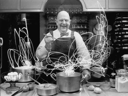 James Beard, echando chispas en la cocina de su plató de televisión en 1972.