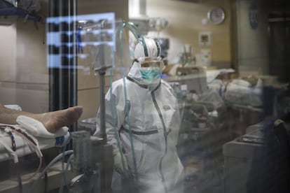 El personal sanitario atiende a los enfermos de coronavirus en la UCI del hospital Vall d'Hebron de Barcelona, el 7 de abril.
