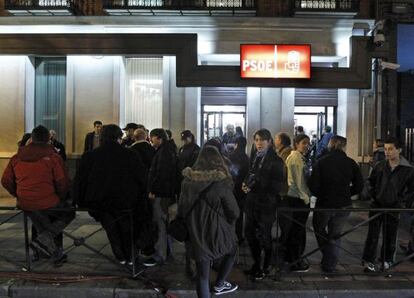 Simpatizantes del PSOE en Ferraz tras las elecciones.