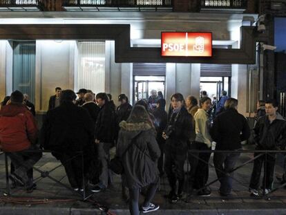 Simpatizantes del PSOE en Ferraz tras las elecciones.
